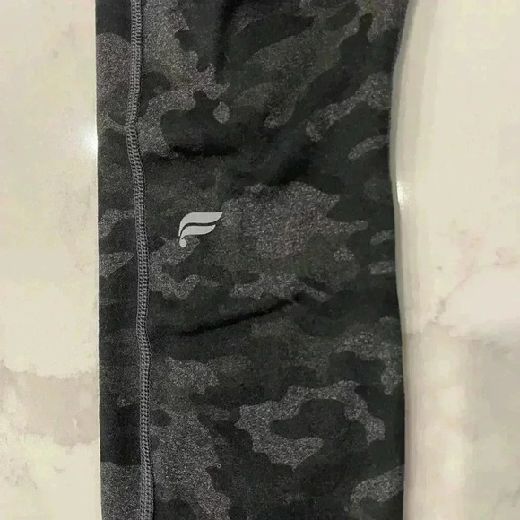 Fabletics On-The-Go PowerHold High-Waisted Activewear Legging Camo Women’s Small - Picture 5 of 8